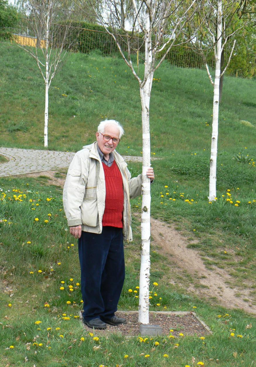 Albert bij de boom die zijn naam draagt. Die boom staat in de stad Nordhausen, in een bos aangeplant als herinnering aan de concentratiekampen 