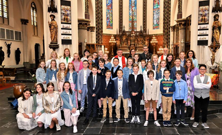 De vormelingen van de Klimop en Hoogeinde, de Eeckberger, Sterappel en Kompas. Zij ontvingen hun H. Vormsel in de Sint-Egidiuskerk van Sint-Gillis-Waas op zaterdag 22 april. 