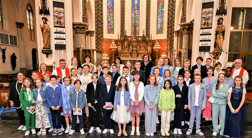 De vormelingen van de Hoge Geest, de Bron, GOM, Zandloper en andere scholen. Zij ontvingen eveneens hun H. Vormsel in de Sint-Egidiuskerk van Sint-Gillis-Waas op zaterdag 22 april. 