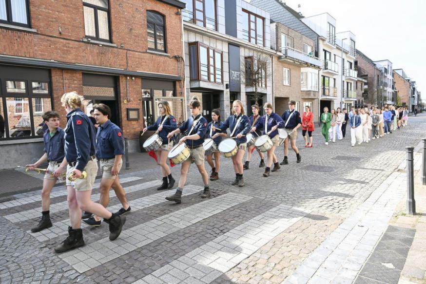 Zoals ieder jaar op weg naar de kerk, konden de vormelingen rekenen op de muzikale begeleiding van de Chiro- muziekband. Mooie traditie waarvoor we onze Chiro zeer dankbaar zijn! 