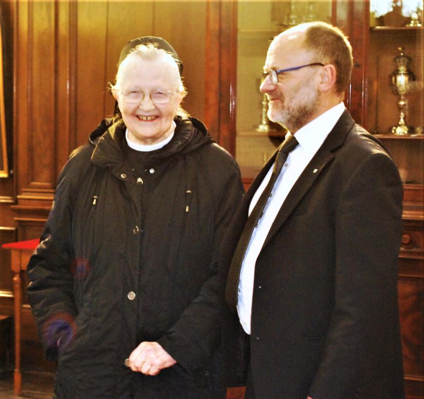 Een glunderende zuster Trees en pastoor Marc Verwaeren tijdens de opening van het museum in de kerk van Waasmunster 