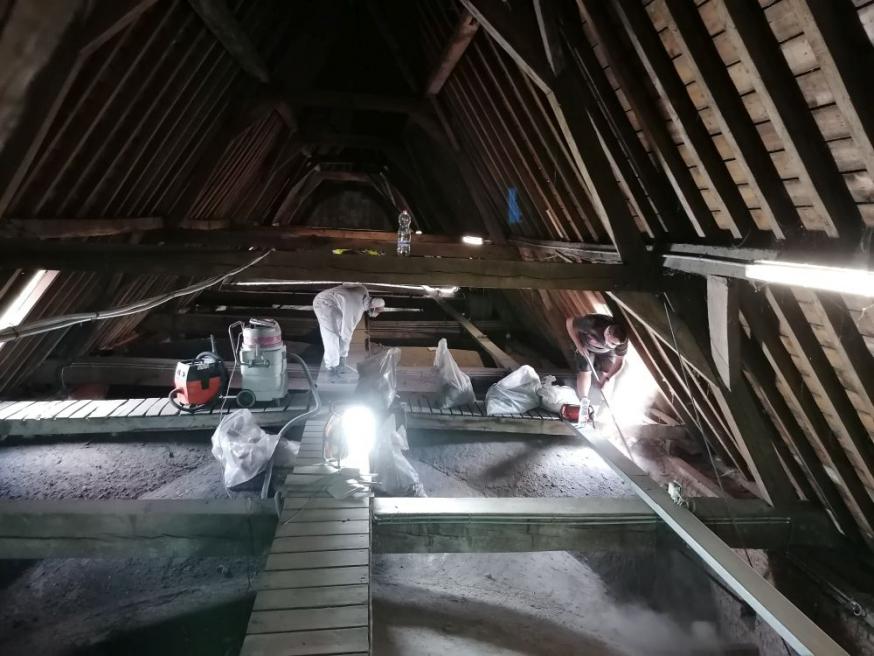 Arbeiders verwijderden 1,2 ton stof en vuil om inspectie van de gewelven mogelijk te maken 