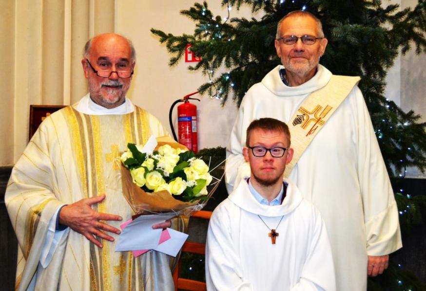 Afscheidsviering in de Sint-Egidiuskerk. Ook Karel had er aan gehouden een oprecht dankwoordje te zeggen tot onze afscheidnemende pastoor in naam van de misdienaars. Mooi moment tijdens de viering!  © Urbain