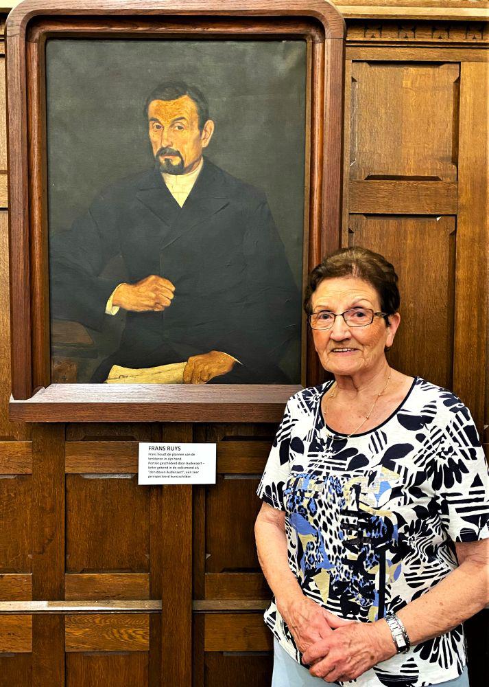 Greta Ruys bij het portret van Frans Ruys – het portret van Frans werd geschilderd door onze dorpsgenoot-kunstschilder August Audenaert 
