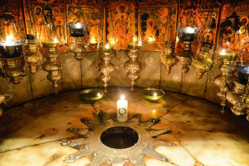Het vredeslicht in de geboortegrot in Bethlehem  © vredeslicht.be