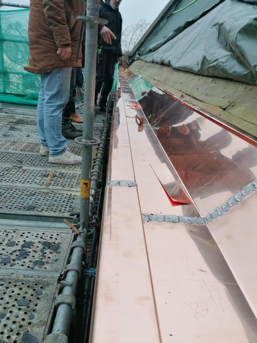 Nieuwe dakgoten en afvoerpijpen moeten tonnen regenwater vlot afvoeren … 