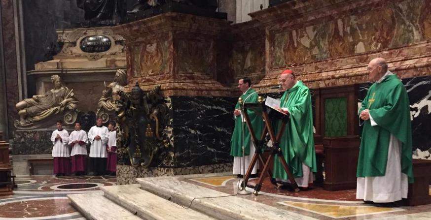 Pastoor Luc (groene kazuifel) tijdens de eucharistie in de Sint-Pietersbasiliek te Rome op 11 februari als eerste concelebrant naast de voorganger Kardinaal Angelo Comastri, vicaris-generaal van Vaticaanstad en aartspriester van de Sint-Pietersbasiliek 