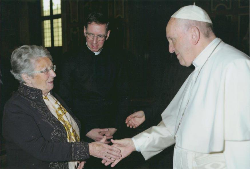 Pastoor Luc samen met zijn moeder, tijdens de audiëntie in een persoonlijke ontmoeting met paus Franciscus. 