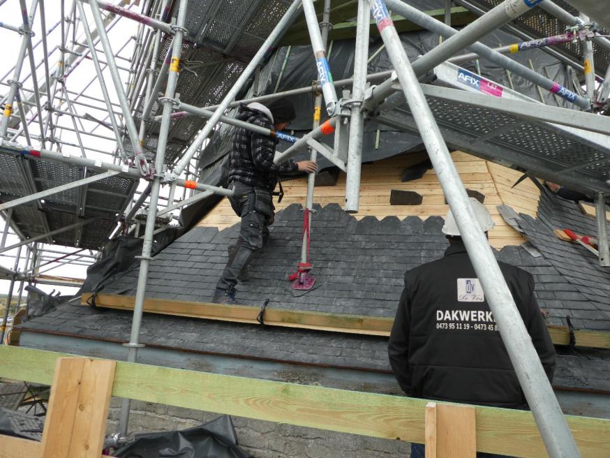 De werken aan de toren gaan door, soms in minder aangename weersomstandigheden. 