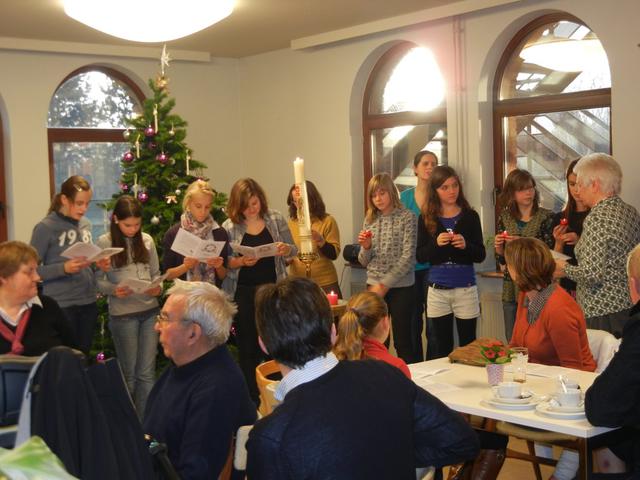 Zuster Ann met catechisten en vormelingen op bezoek in het CWZC in Munsterbilzen