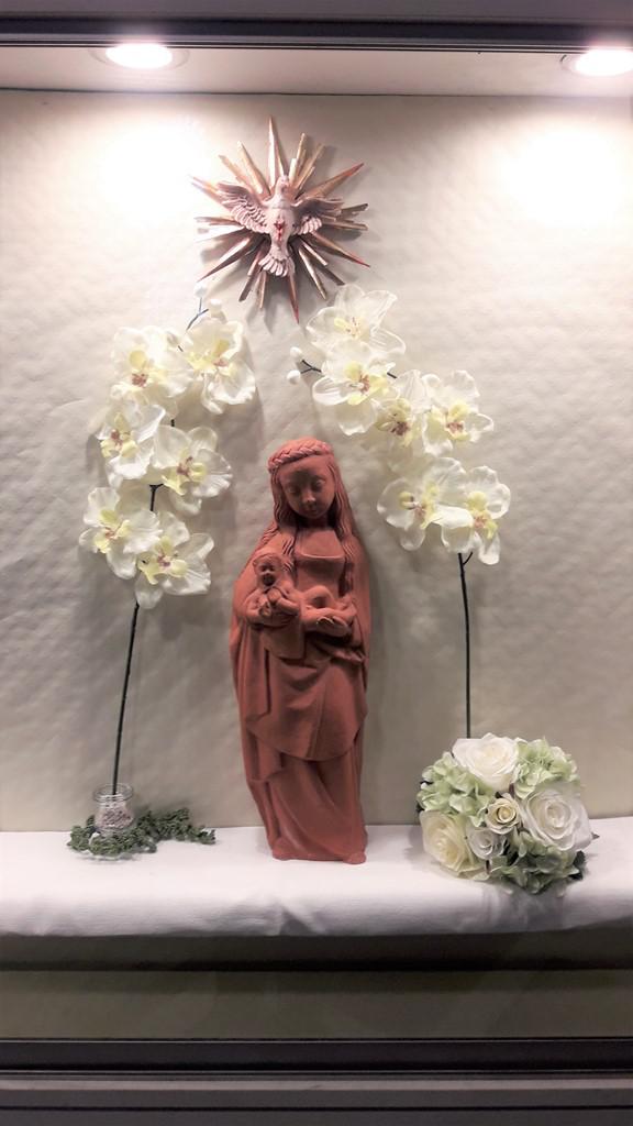 Voorlopig blijft het nog stil en donker in onze kerk, maar u blijft altijd welkom om een kaarsje te branden.  