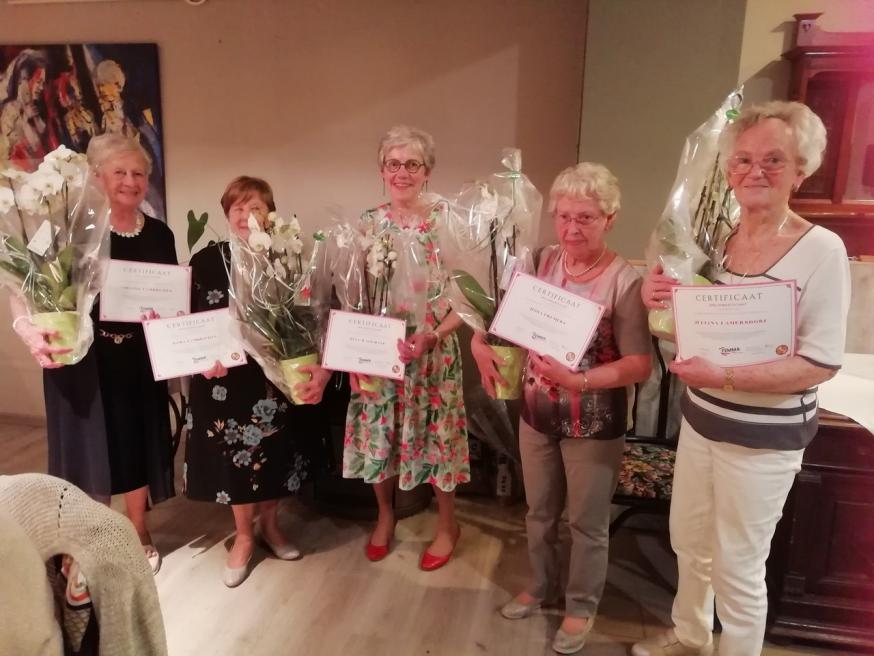 De dames werden in de bloemetjes gezet. 