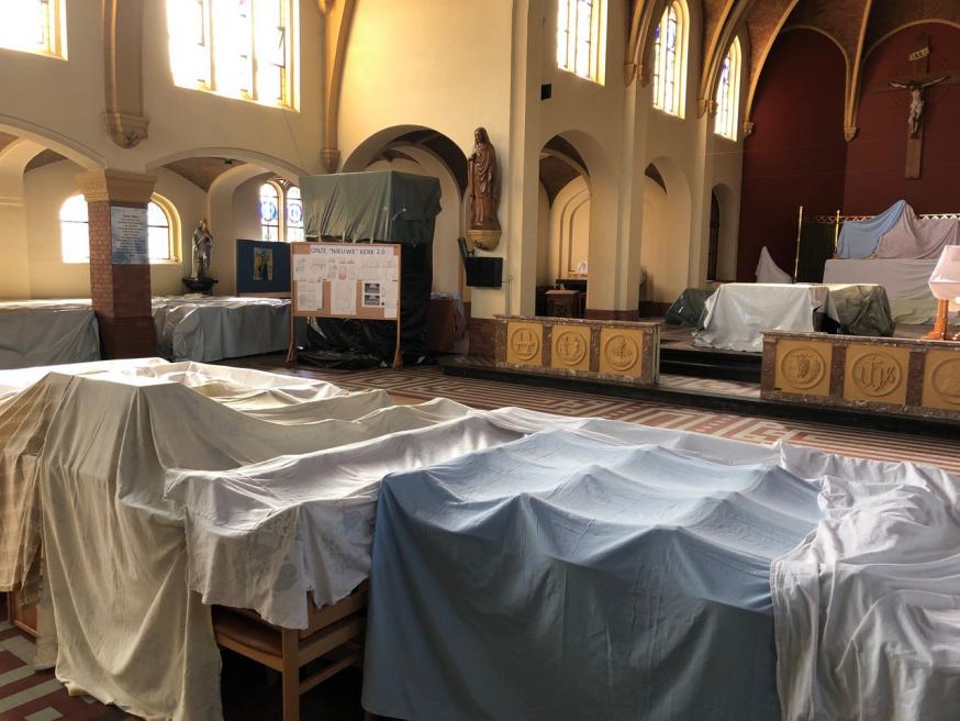 Het voorste gedeelte blijft beschikbaar voor de zondagsviering. Later zal ook het grote koor gebruikt worden voor de eucharistie zodat de oppervlakte van de kerk hetzelfde blijft.  