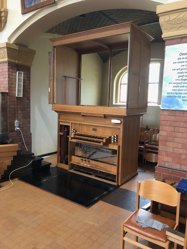 Een orgel zonder pijpen op zijn nieuwe standplaats. 