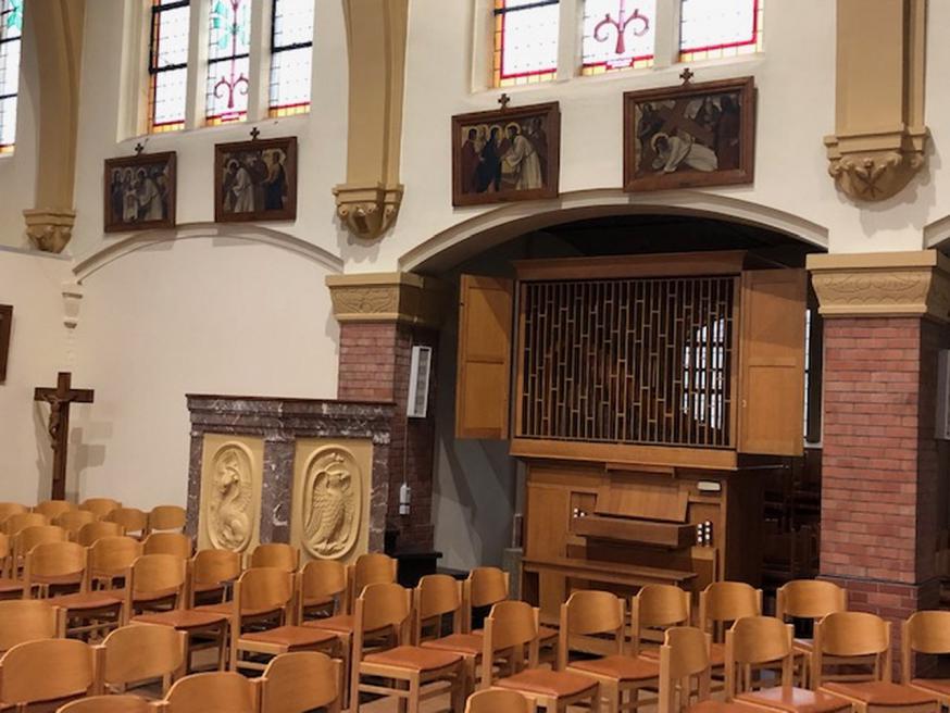 Het orgel op zijn nieuwe standplaats. 