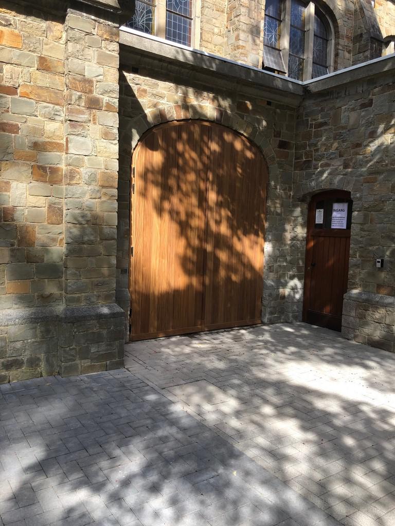 De nieuwe toegangsdeur tot de kerk, aan de rechterzijde van het kerkgebouw 