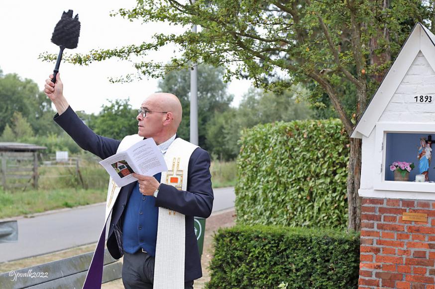 Eerwaarde Heer Pastoor Ludo Vaes zegende het kapelletje en sprak de menigte toe. Voor de kinderen van de buurt werd een tientje gebeden. Het werd voorgebeden door Diaken Jos Holsteens. 