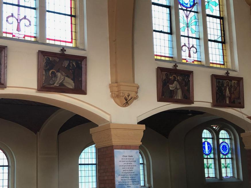 Ook de kruisweg moest omgehangen worden en schittert verder onder de glasramen. 