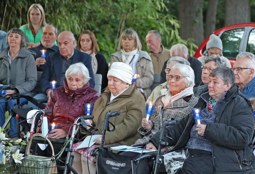 De kaarskensprocessie in Lutselus 