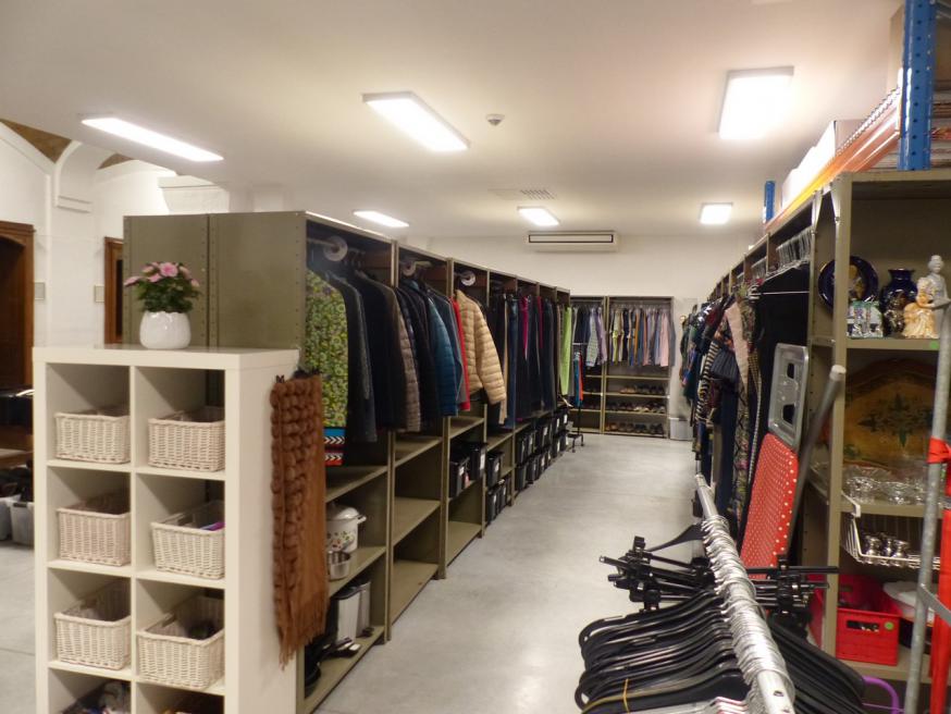 Het lokaal van Vincentius, de afdeling Kleding... 