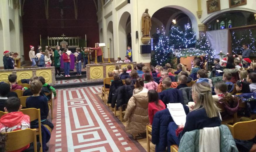Op 21 december kwamen alle kinderen van de lagere school naar de kerk voor een stemmige kerstviering. 