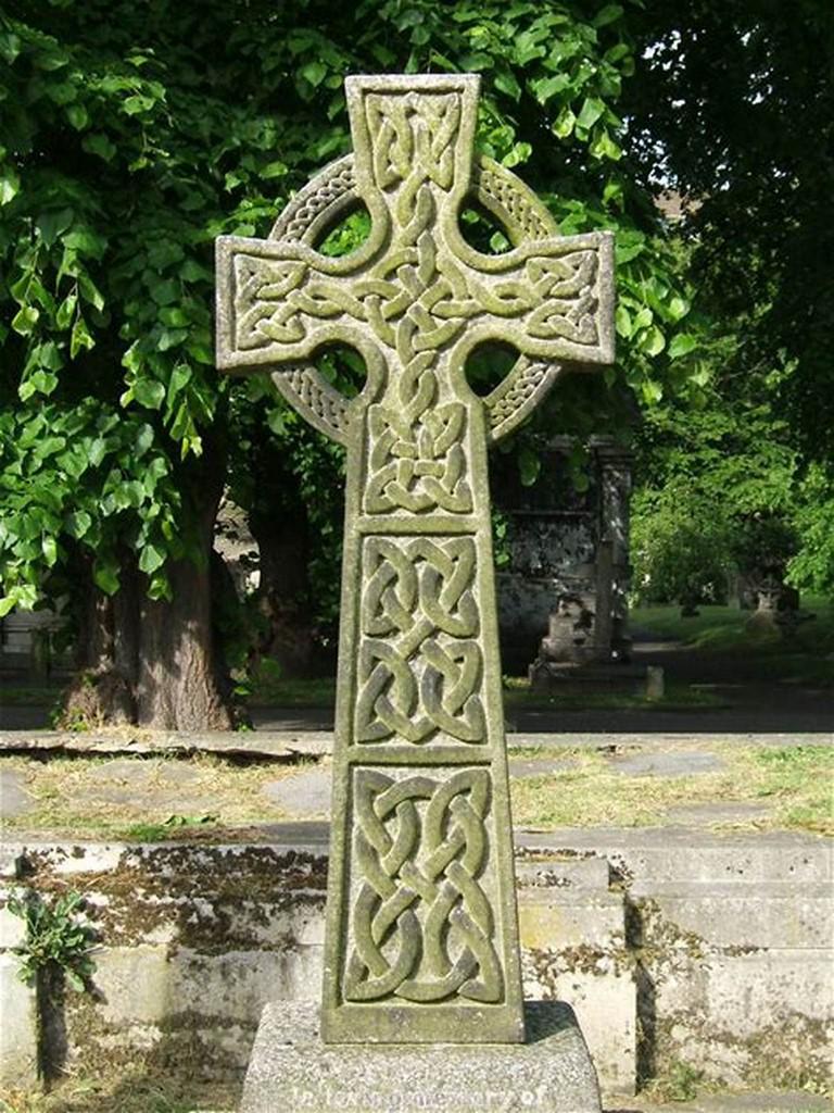 Hoewel het Keltische kruis ontstond onder invloed van het vroege katholicisme en het Druidisme (aanbidden van de zon) heeft men er later de symbolen voor de Drie-eenheid in gevonden. Zo kregen deze oeroude vormen een christelijke betekenis. 