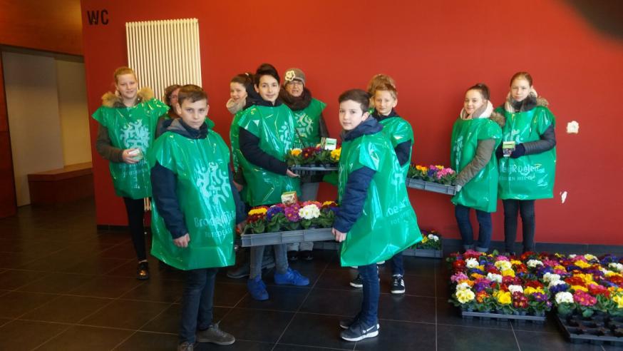 Bloemetjesverkoop tvv Broederlijk Delen door de vormelingen 
