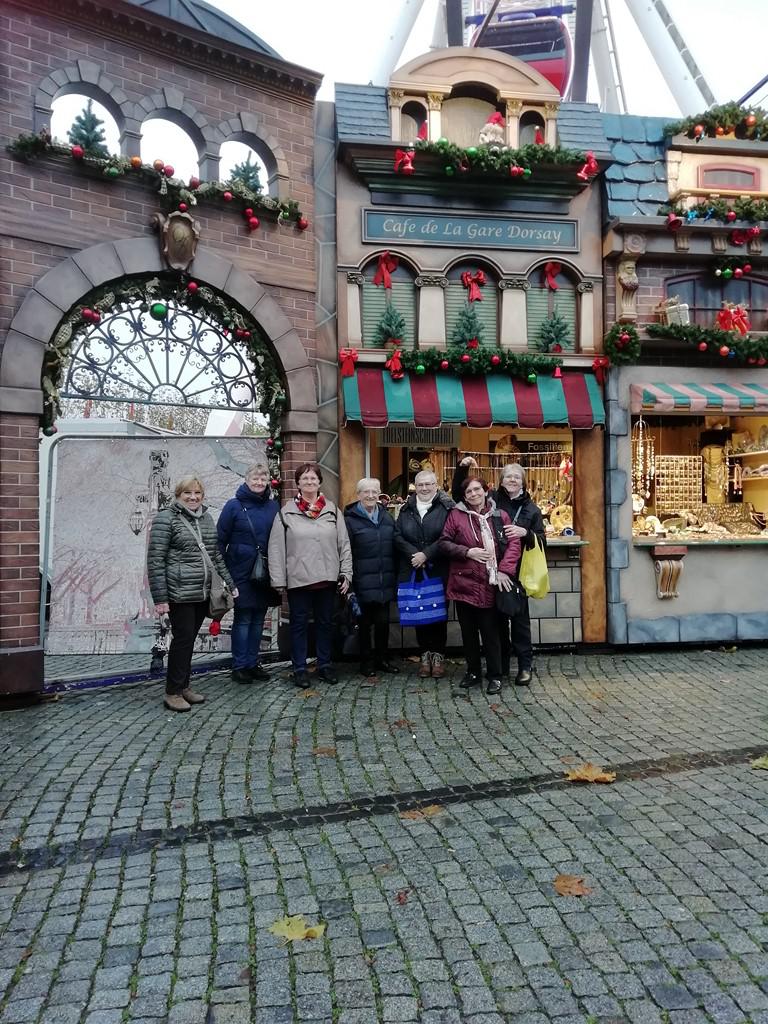 De dames van FeMma Lutselus gingen op uitstap naar Düsseldorf. Ondanks het slechte weer, was het een fijn reisje. 