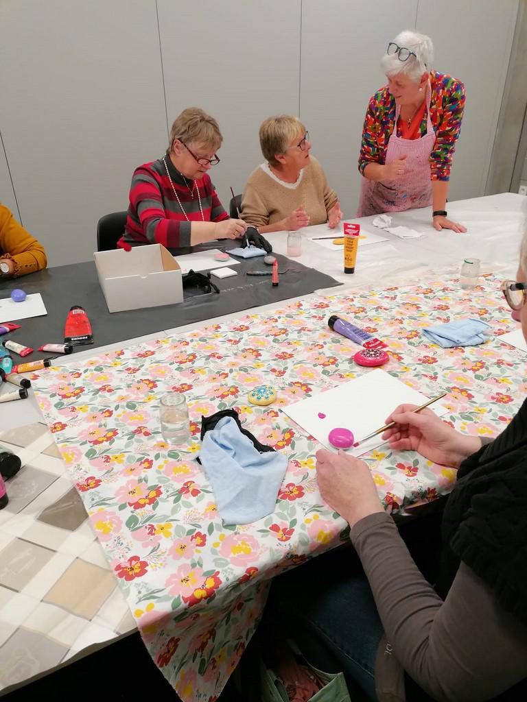 Op dinsdag 22 november was er de cursus “stenen, kerstballen en kleine schilderijtjes verven met een speciale techniek. Het leverde mooie stukjes op voor onder de kerstboom. 