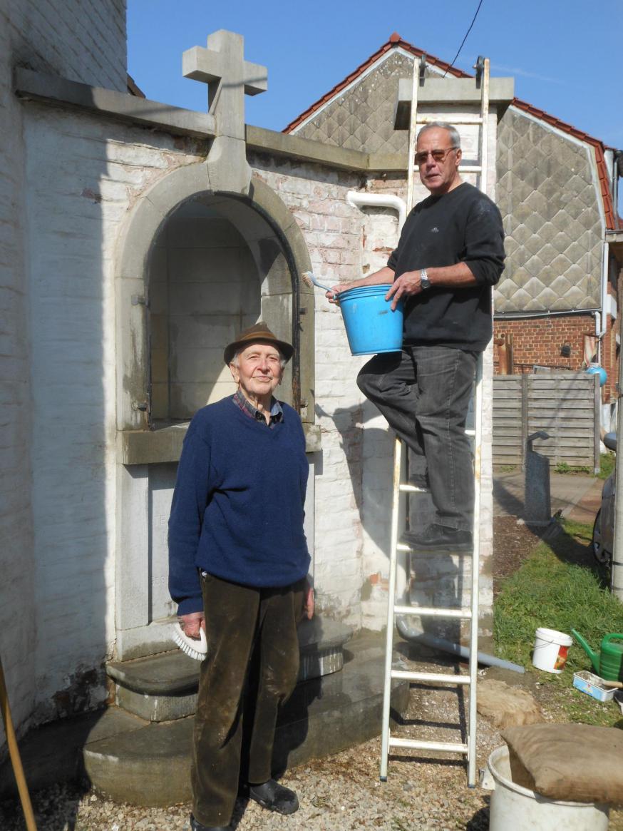 Maurice Debremaeker met de schuurborstel nog in de handen bij de renovatie van zijn laatste kapel, met name die van Maurice Winderickx. Rechts op de ladder Zéphirin (Zef) Swaelens, intussen zijn waardige opvolger. Foto eind maart 2019. © jh