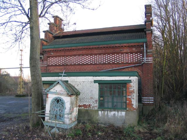 De oude vervallen kapel aan de garage van de stoomlocomotief voor de restauratie. © AW