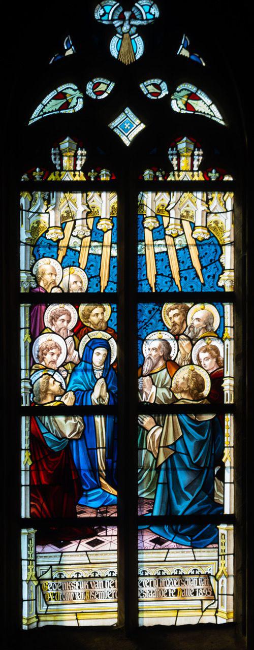 Glasraam met pinksterafbeelding in de Onze-Lieve-Vrouwekerk te Alsemberg.  © François Huygh