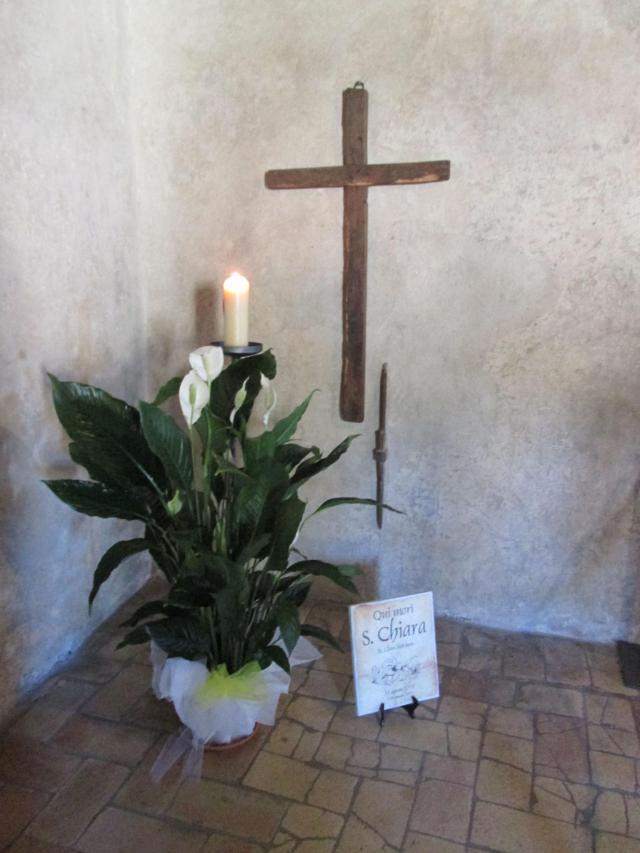 Kruis ter herinnering aan de sterfdag van de heilige Clara in de kerk van San Rufino, even buiten Assisi. 