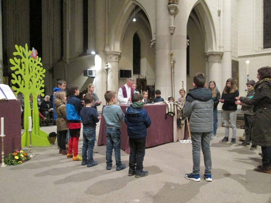 Vieren op Aswoensdag met plaats en aandacht voor de kinderen, zoals hier in 2018 in de kerk van Huizingen © jh