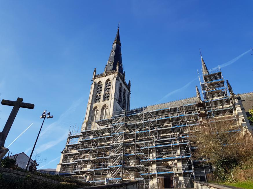 De Onze-Lieve-Vrouwekerk van Alsemberg in de steigers, maar steeds bereikbaar en toegankelijk. Een beeld van hoe de Kerk moet zijn? Altijd in de steigers om er werk van te maken.  © hc