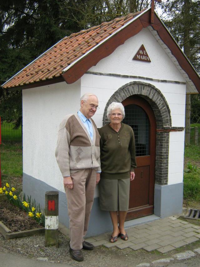 Jozef Sleewaegen (1930-2012) en Isabelle Van Cutsem (1929-2017) bij de kapel van Rilroheide waar ze jarenlang zorg voor gedragen hebben. 