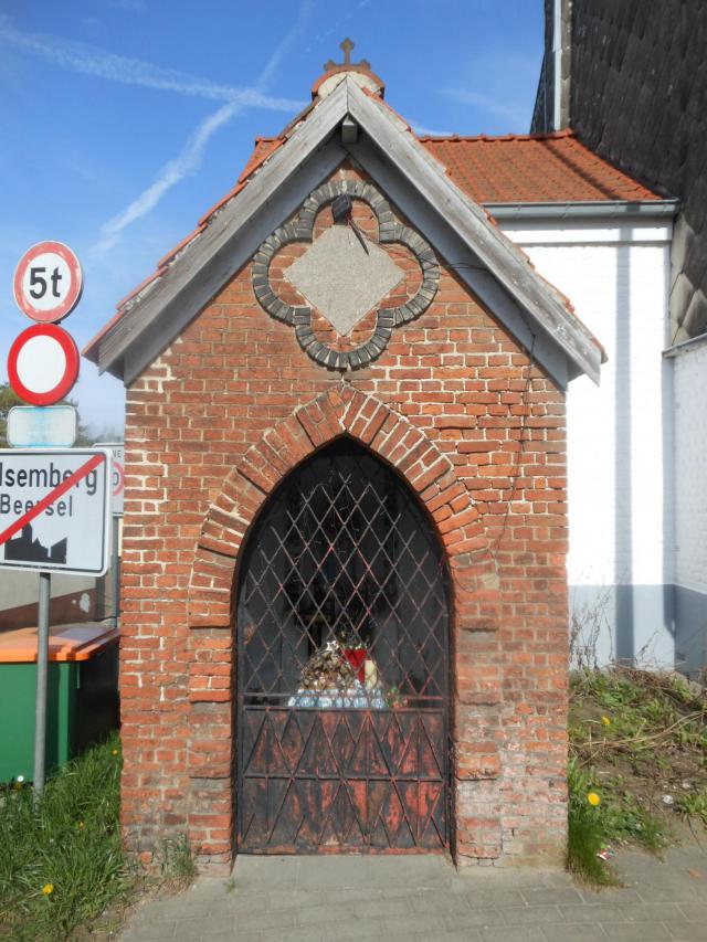 De ‘Pestkapel’, op de hoek van de Fabriekstraat en de Steenweg naar Halle, anno maart 2019 © AW