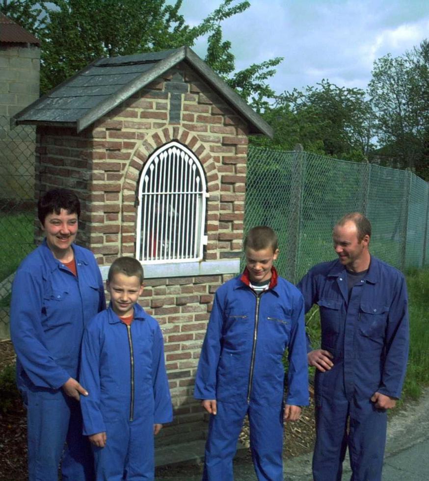 De kapel van Onze-Lieve-Vrouw van Altijddurende Bijstand. Foto uit 2003 met de jongste generatie op de boerderij Felis: An Felis en Johan Bergmans met hun kinderen, links Bart toen 9 jaar en rechts Peter toen 13 jaar. © jh