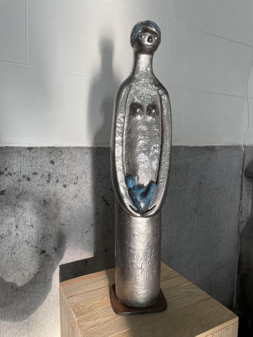 Adventsmaria, naar een ontwerp van Jaklien Broekaert (tentoonstelling kerk Dworp jaarmarkt 2024).  © jh