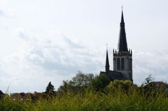 De kerktoren van de Onze-Lieve-Vrouwkerk markeert het landschap. © Hugo Casaer