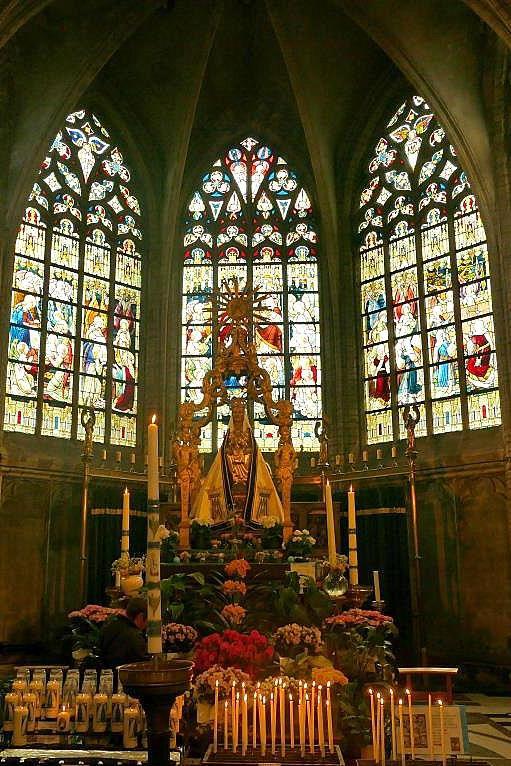 Bloemenhulde bij het beeld in de kerk van Alsemberg. © Hugo Casaer