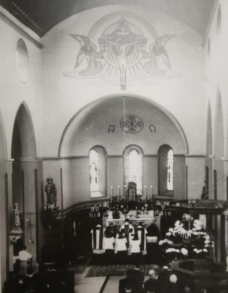 Het oude interieur van de Sint-Barbarakerk in de wijk De Hoek. 