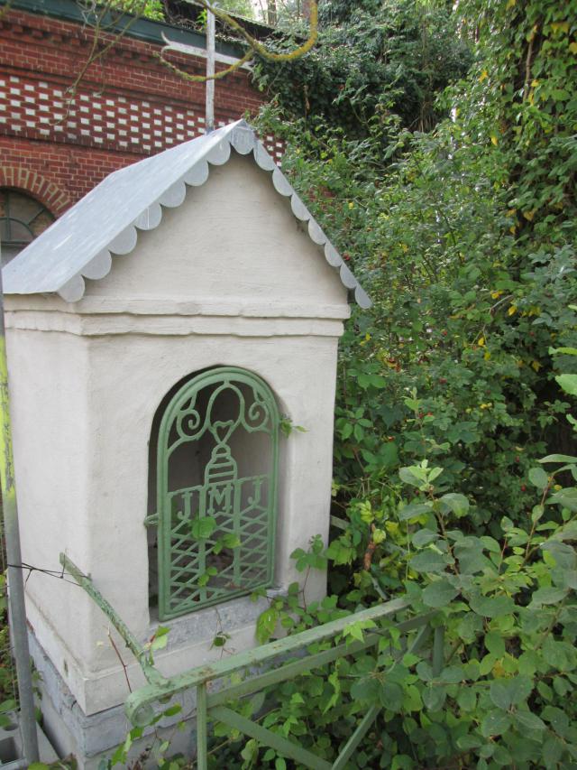 De gerestaureerde kapel aan de ingang van de papierfabriek Demeurs in de gelijknamige laan. Zij dateert van 1855 en draagt het opschrift ‘Ave Maria Gratia Plena’. © AW
