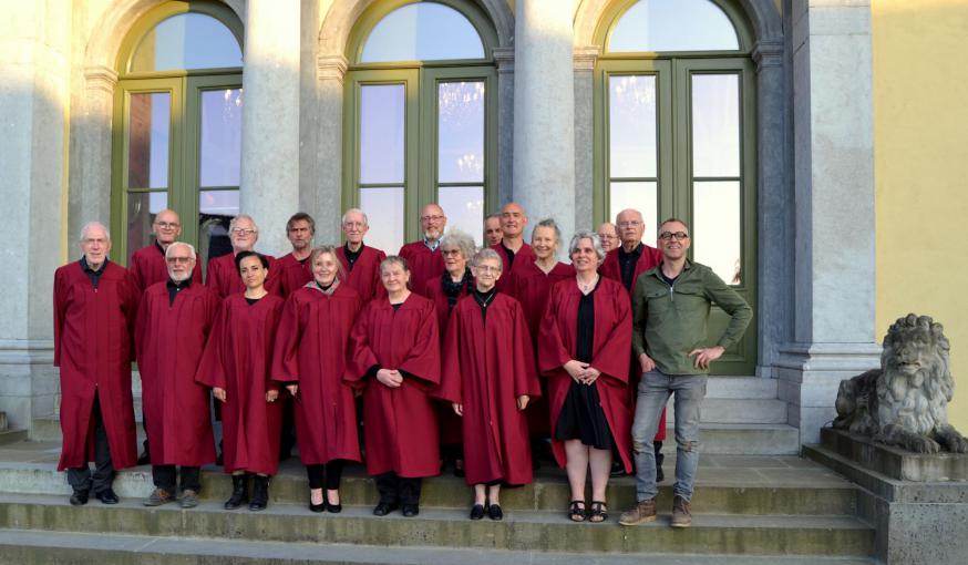 De Schola Gregoriana o.l.v. Joachim Kelecom voor de Villa Servais in Halle. 