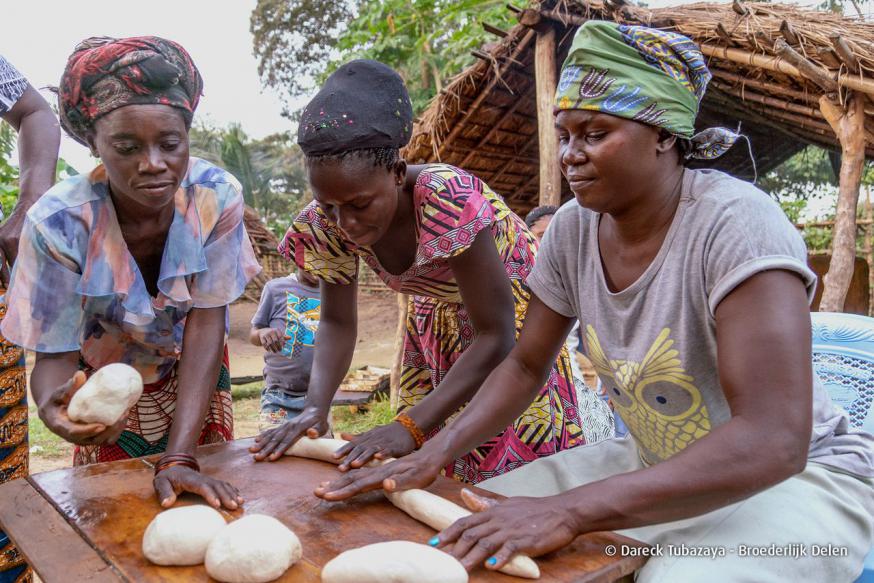 De vrouwen uit het dorp Sia in Congo bakken met de steun van Broederlijk Delen voortaan zelf brood. © Broederlijk Delen