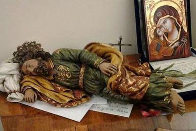 Slapende Jozef in de slaapkamer van paus Franciscus. 