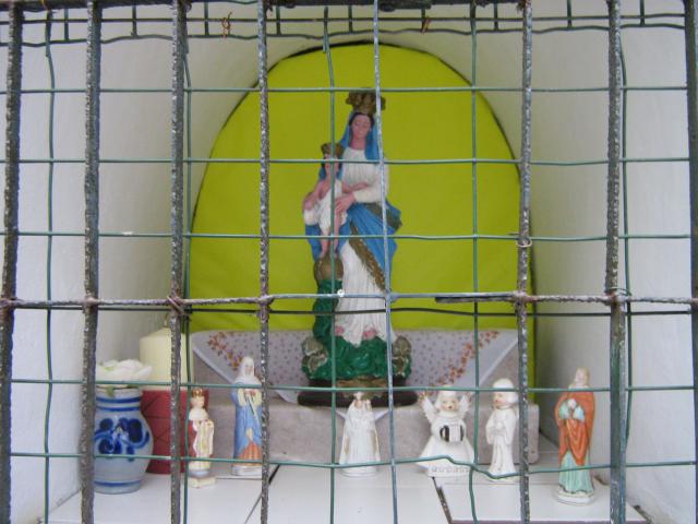 De verdwenen beelden: in het midden Onze-Lieve-Vrouw, voor haar verschillende kleinere heiligenbeelden en een paar ornamenten. (Foto AW, 31 maart 2012) © AW
