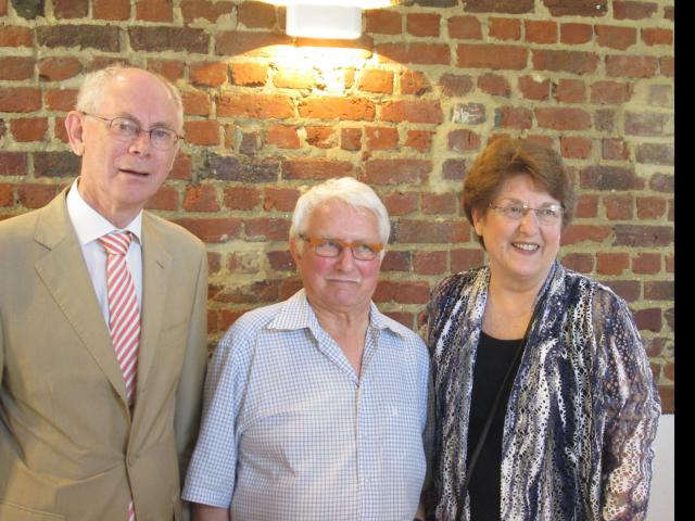 Carol Wimmer naast Herman Van Rompuy en (een jarige) Hugo Partous. 