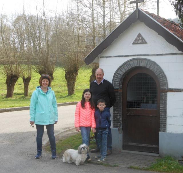 De fiere huisbewaarders sinds 11 januari 2018 van de kapel van ‘Rildera’: Richard Lagneau en Linda Moonens met twee kleinkinderen, Zoë en Louis. 