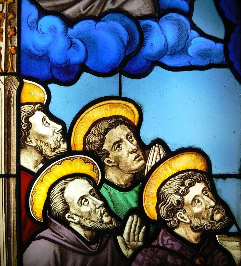 “Wat staan jullie toch naar de hemel te staren?” (detail uit glasraam Sint-Gertrudiskerk Machelen). 